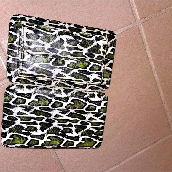 HARD CASE IVORY GREEN AND BLACK PYTHON FAUX LEATHER CLUTCH - Picture 9 of 9